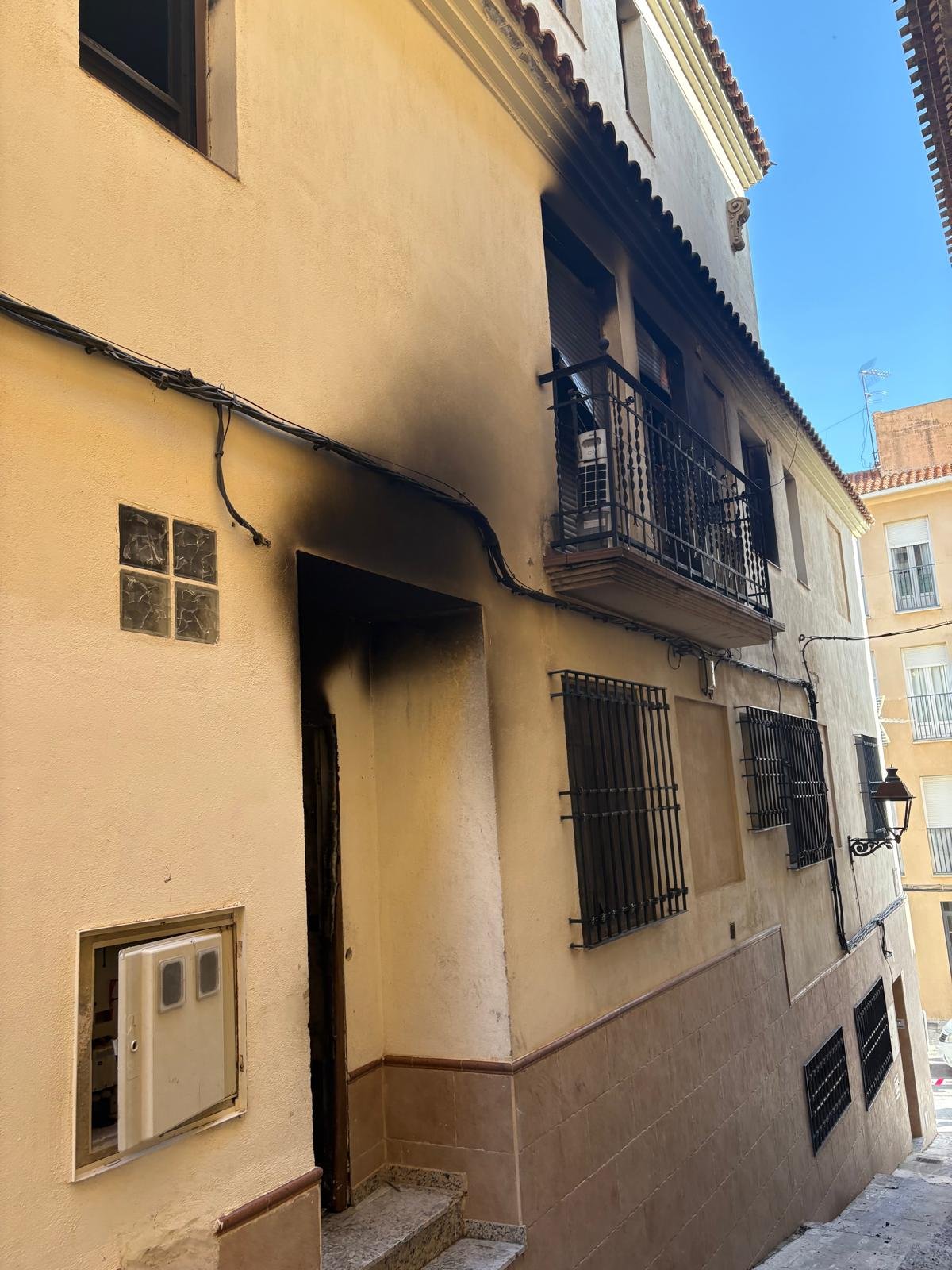 Milagro en Jaén: Un incendio arrasa una vivienda unifamiliar en plena noche sin dejar heridos