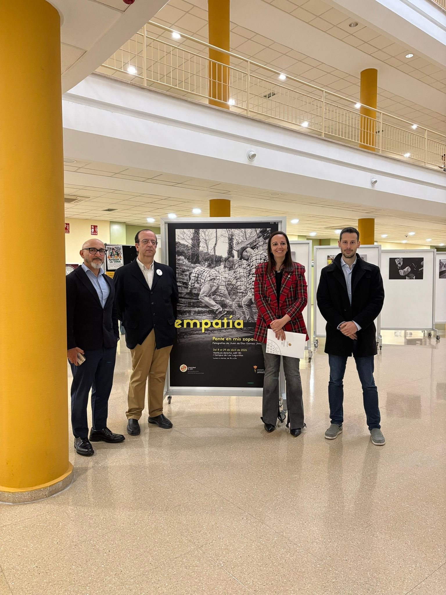 «Empatía: Ponte en mis zapatos»: La exposición que desnuda el Parkinson en la Universidad de Jaén