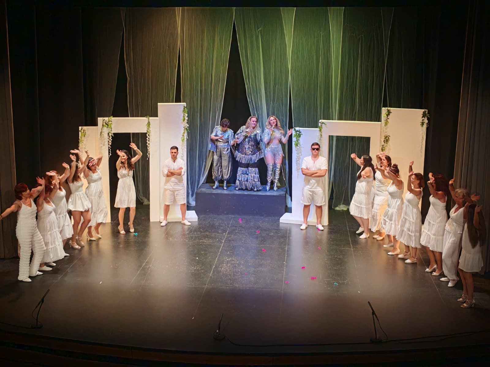 El Teatro Darymelia vibra con el lleno absoluto del musical ‘Mamma Mia!’ de la mano de Small Clowns