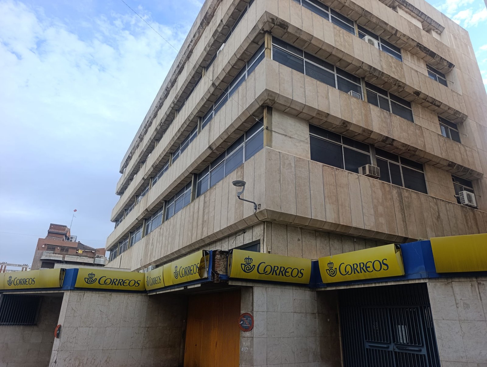 Guerra abierta en el Ayuntamiento: El PP denuncia «trabas sospechosas» de Julio Millán con el edificio de Correos
