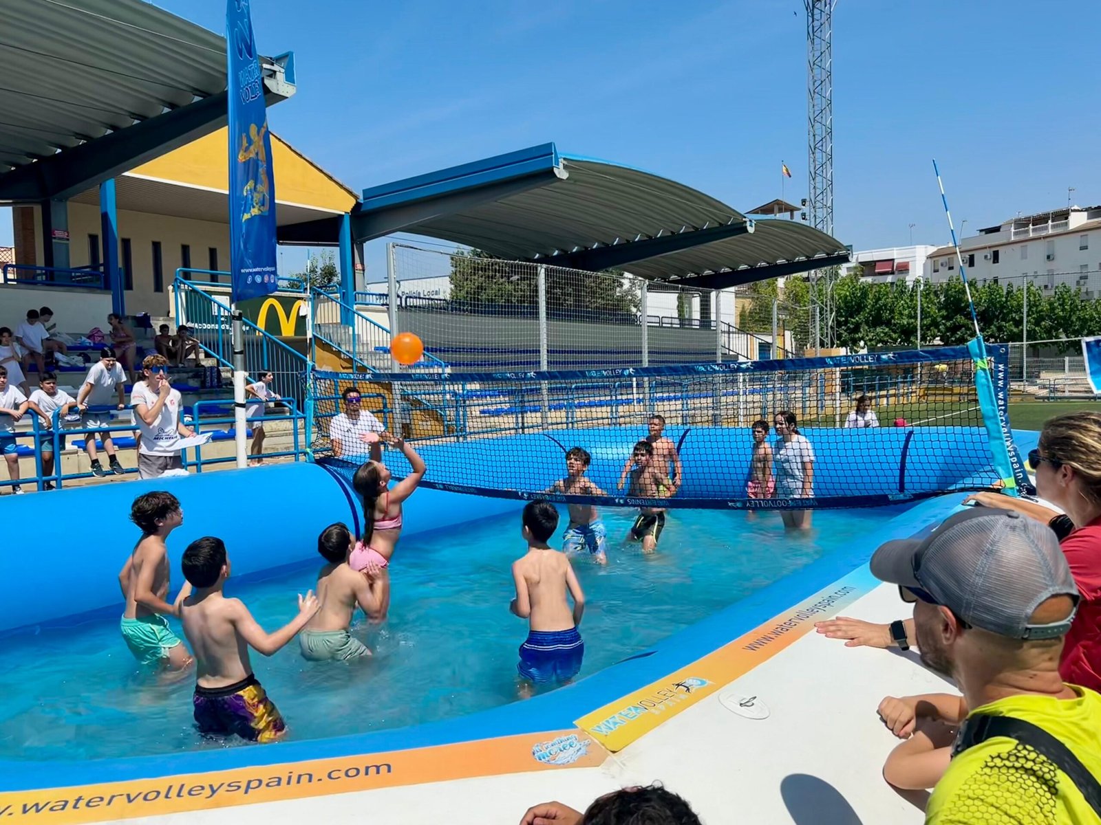 Más de 300 escolares «al agua»: Andújar revoluciona el Deporte Escolar con su exitoso Torneo de Watervolley