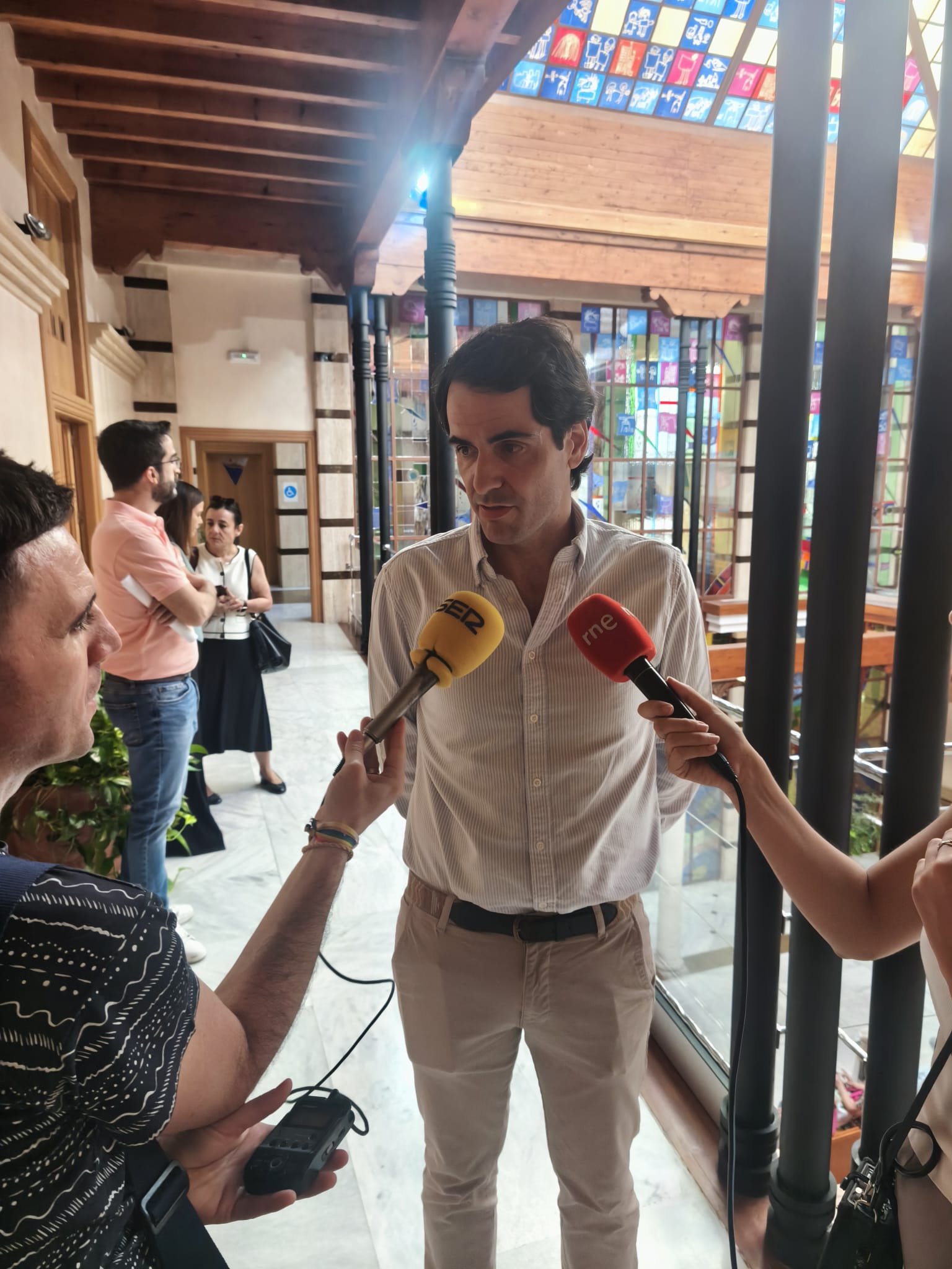 Alerta en el centro de Jaén: Comerciantes y vecinos exigen soluciones ante la «presión insostenible» en las calles