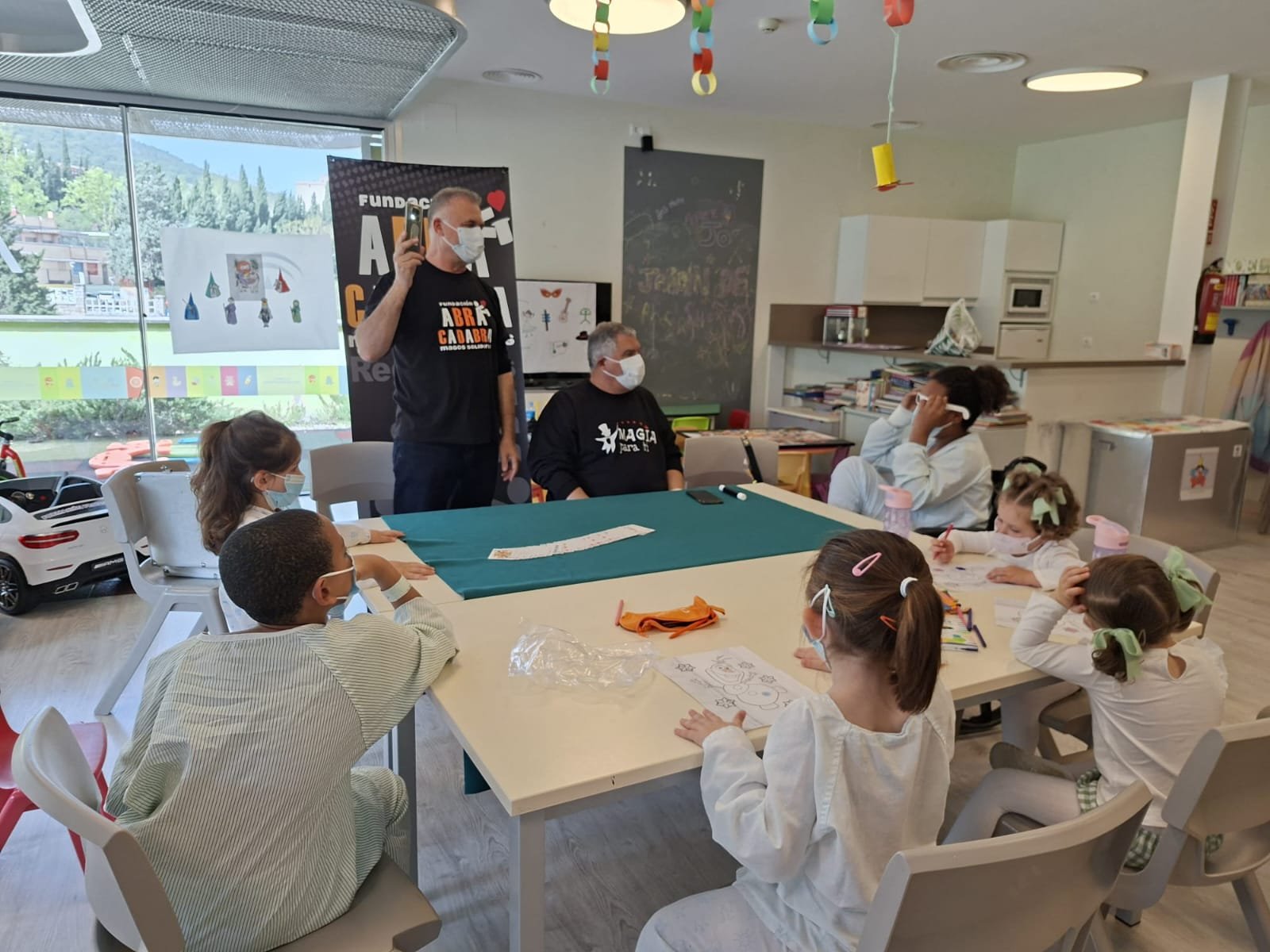 El truco definitivo para sonreír en el Hospital de Jaén: magia mensual para los pequeños ingresados