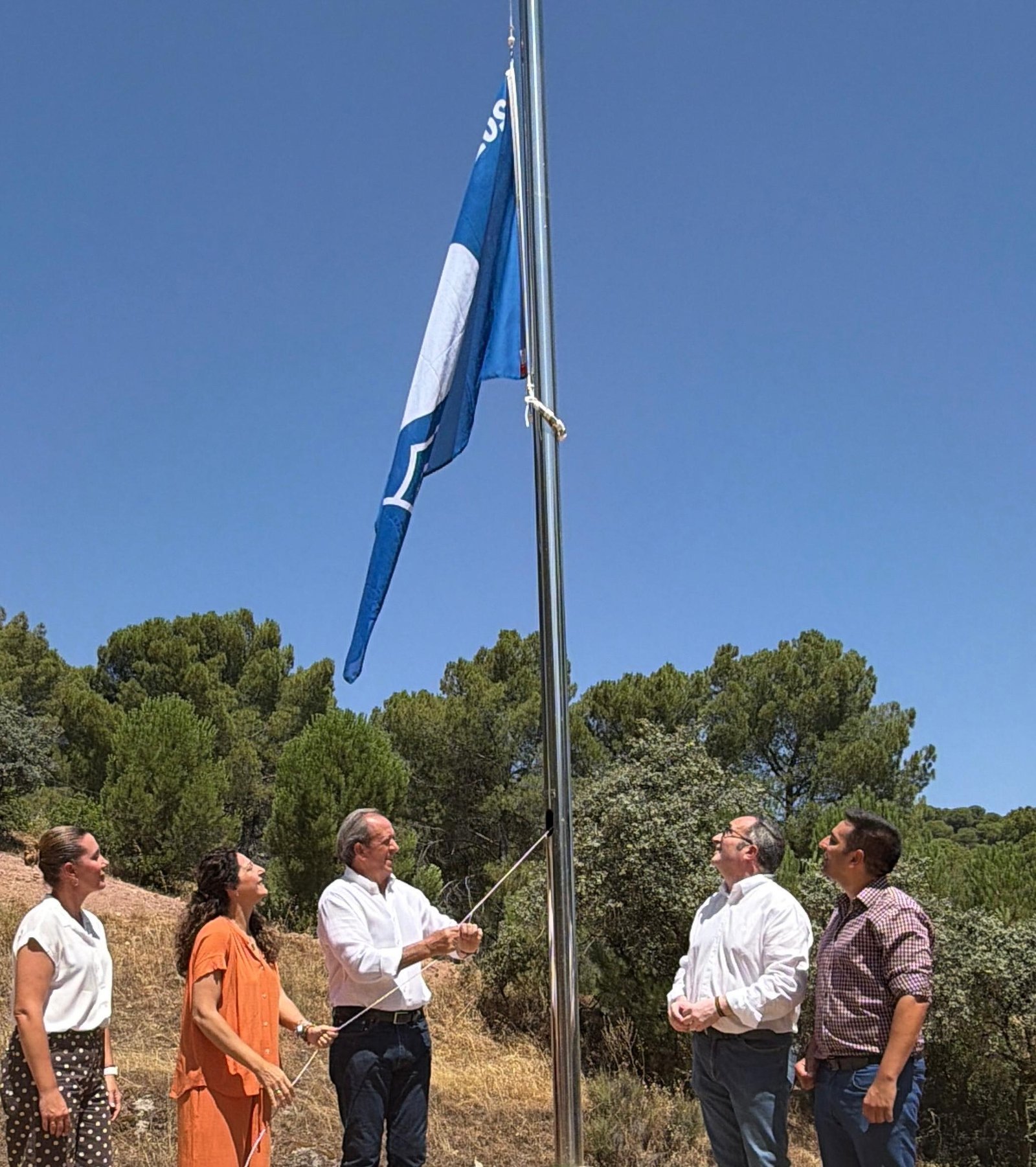 El Encinarejo hace historia: Andújar iza su tercera Bandera Azul consecutiva y lidera el turismo de playa de interior