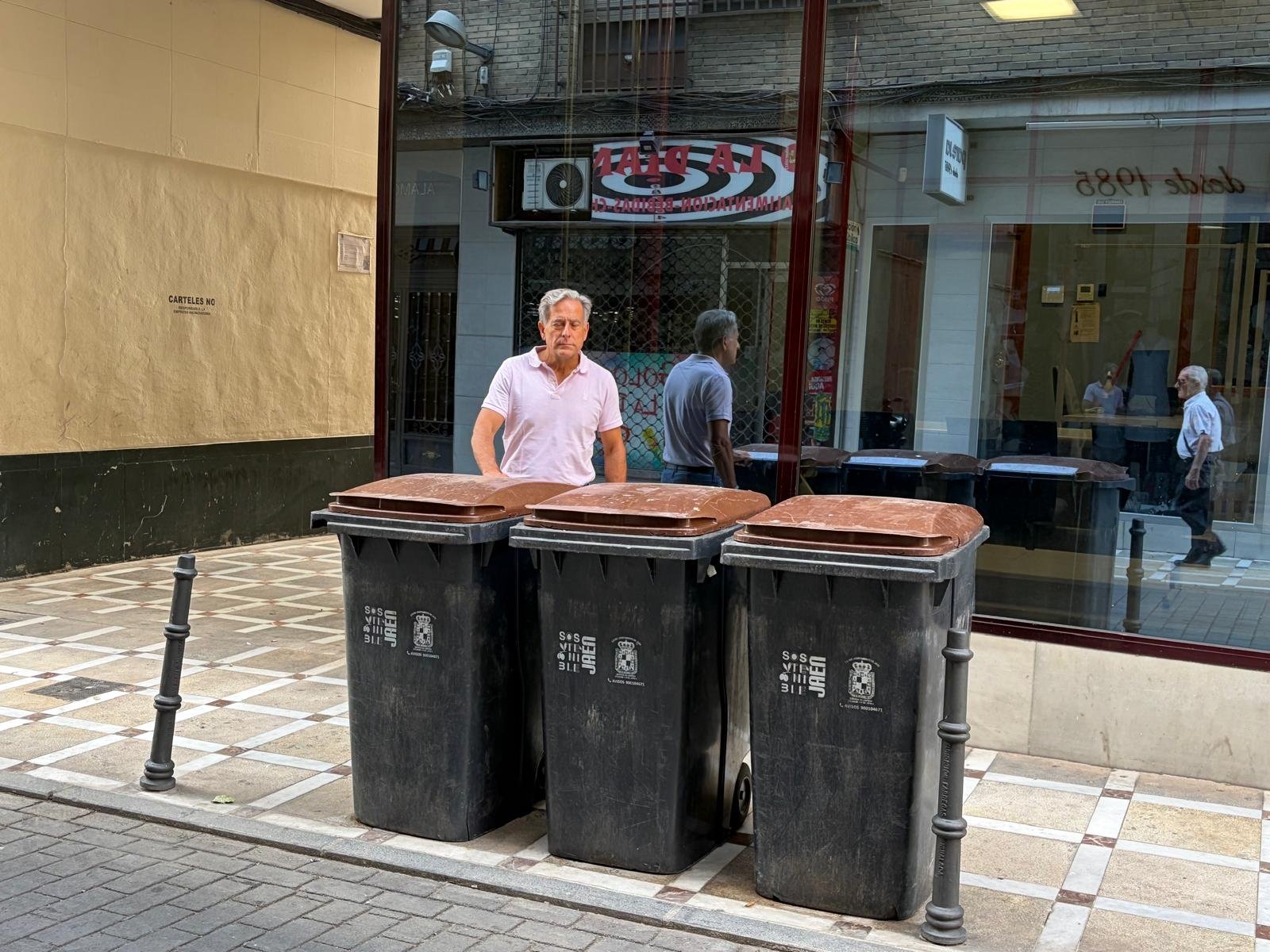 Exigen la retirada urgente de los contenedores de «quita y pon» abandonados en pleno centro de Jaén