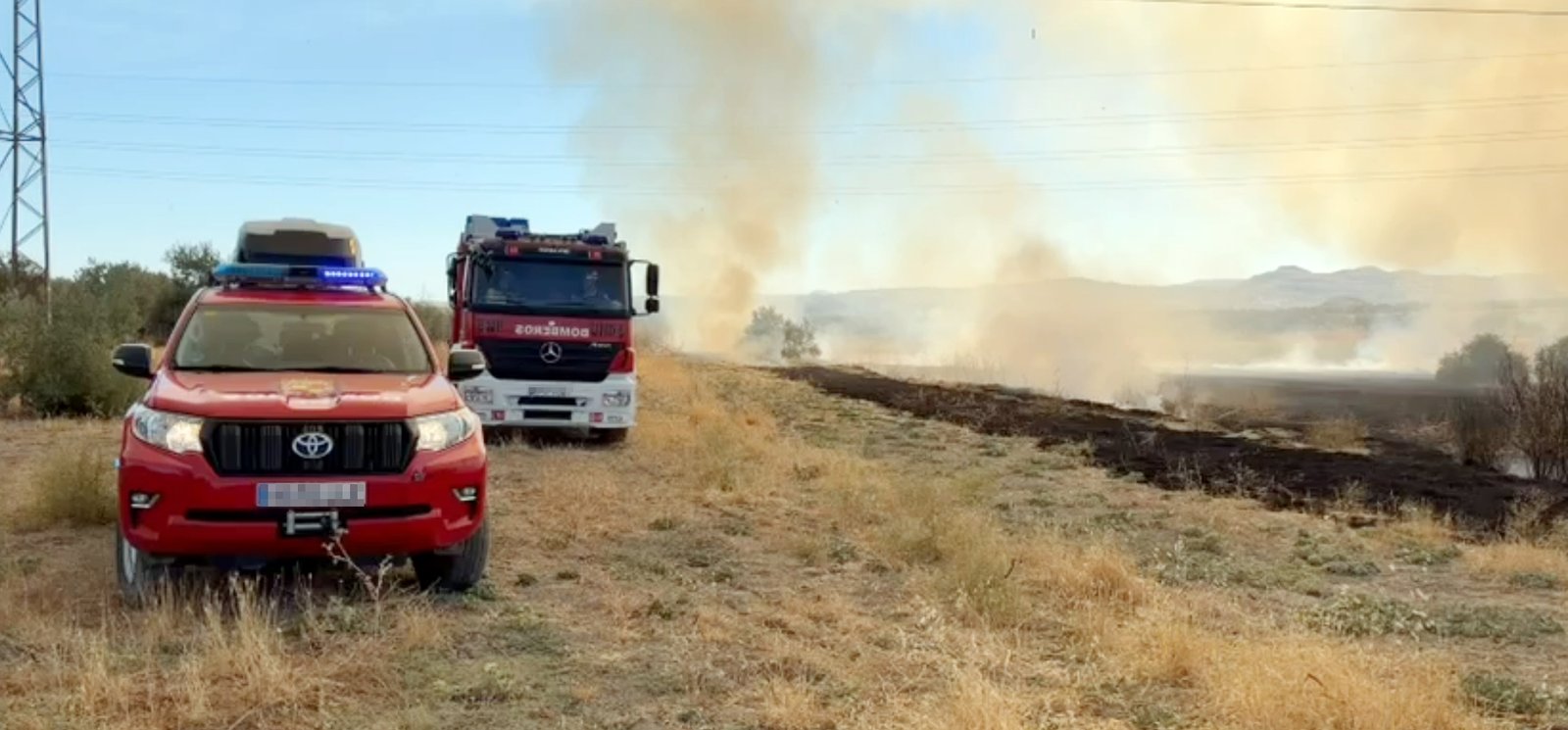 Noche de tensión en Jaén: extinguido el fuego tras arder 14 hectáreas junto al Neurotraumatológico