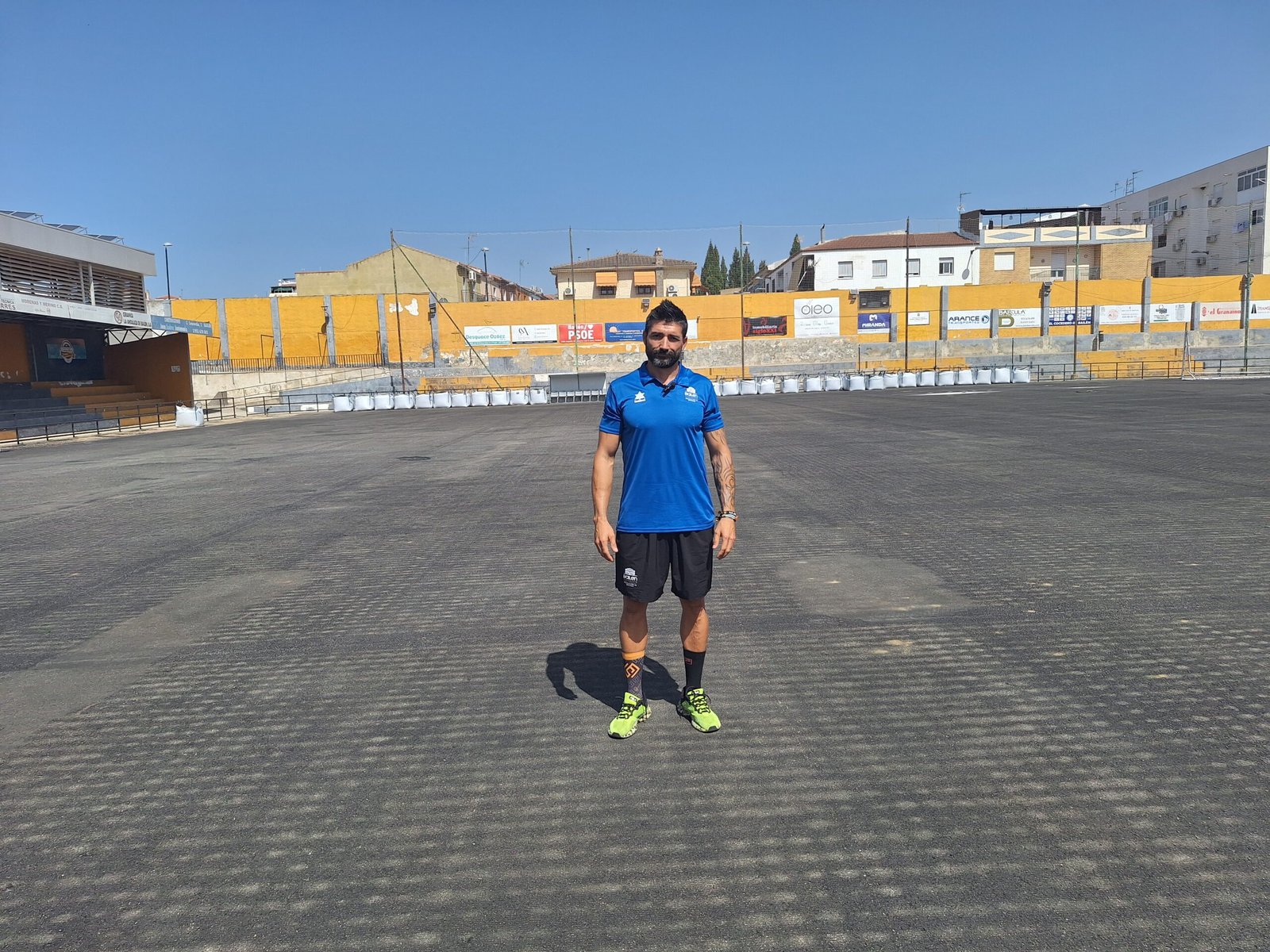 Bailén revoluciona el fútbol local: el ‘Gregorio Manzano’ estrena césped ecológico con hueso de aceituna